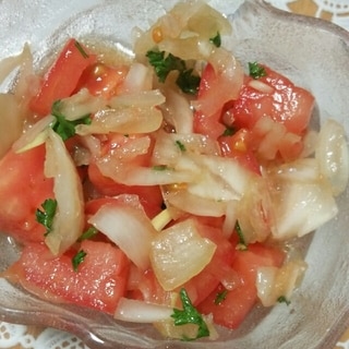 玉ねぎ、トマト、生パセリのサラダ